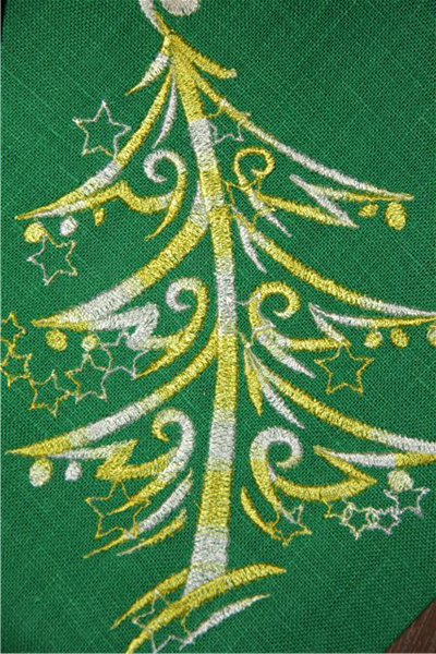 free Christmas tree embroidery design